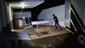 Corpo de Sedenir Ferreira Bageston, morto com 10 disparos de arma de fogo, chega ao IML