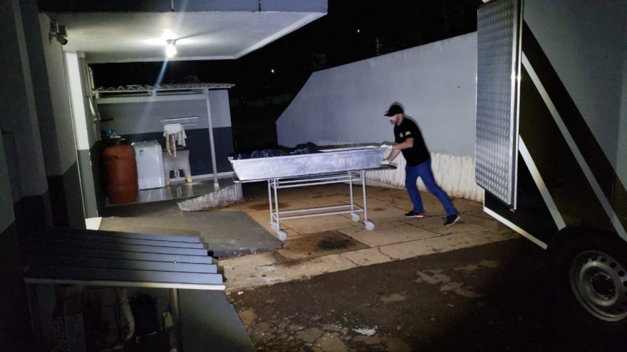 Corpo de Sedenir Ferreira Bageston, morto com 10 disparos de arma de fogo, chega ao IML