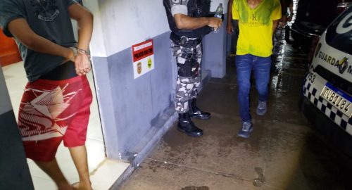 Dois homens com mandado de prisão em aberto são detidos em ônibus de linha Imagem referente a Dois homens com mandado de prisão em aberto são detidos em ônibus de linha