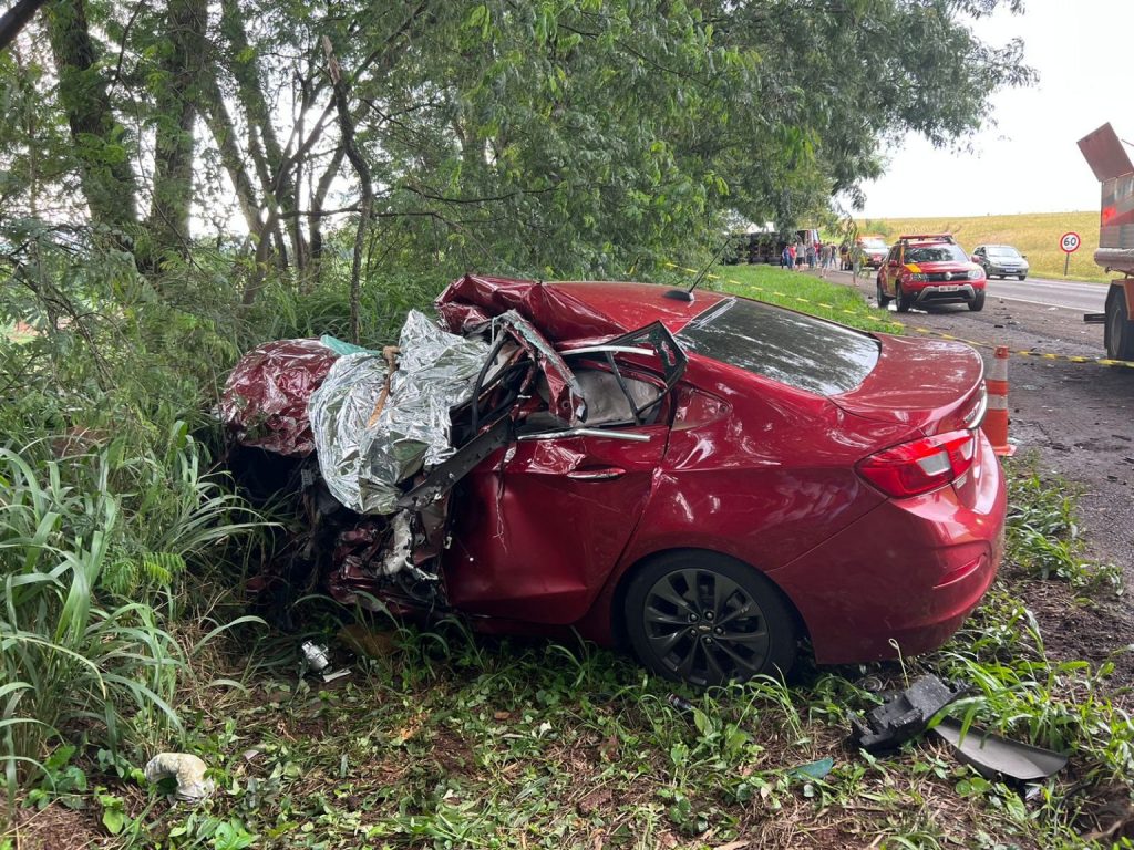Mulher morre após grave acidente entre carro e caminhão na PR-182 Mulher morre após grave acidente entre carro e caminhão na PR-182