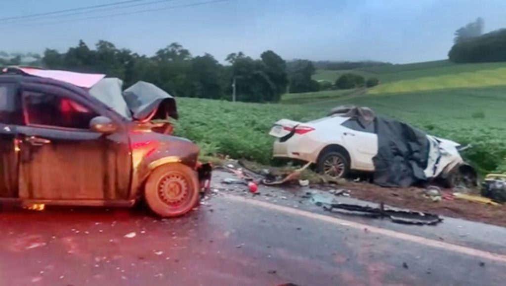 Gravíssimo acidente deixa dois mortos na PR-281 em Dois Vizinhos Gravíssimo acidente deixa dois mortos na PR-281 em Dois Vizinhos