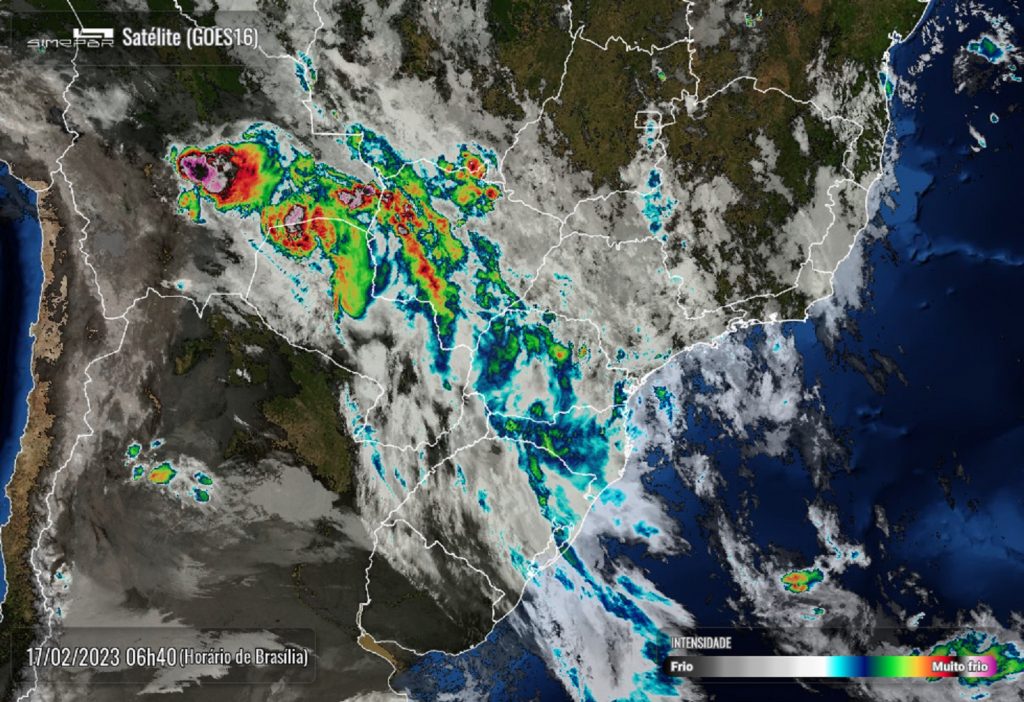Nova frente fria avança com riscos de temporais na região Nova frente fria avança com riscos de temporais na região