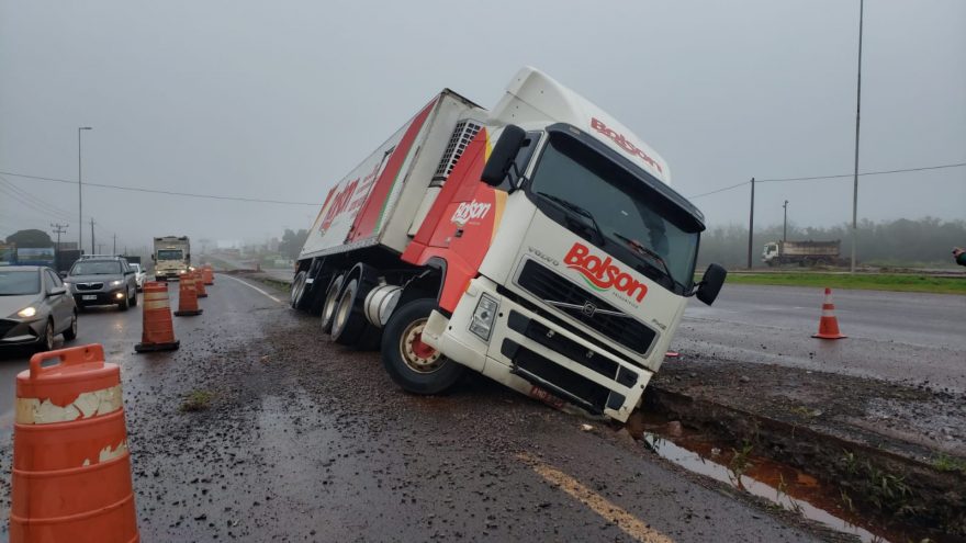 Caminhão cai em buraco da BR-277 e quase tomba