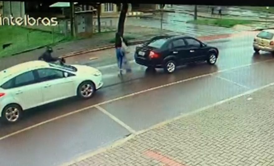 Vídeo mostra momento em que mulher é atropelada
