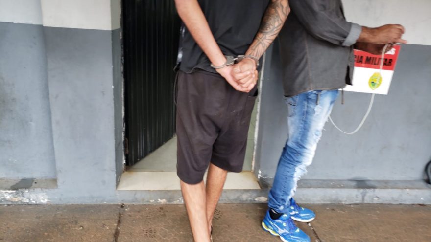 Homem é detido com caminhonete furtada e drogas