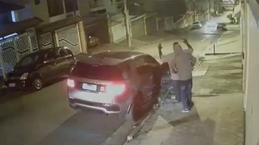 Vídeo: Cantor Péricles tem carro de luxo roubado na frente da esposa e da filha