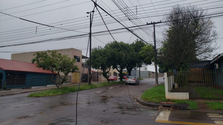 Fiação solta no Guarujá quase provoca acidente