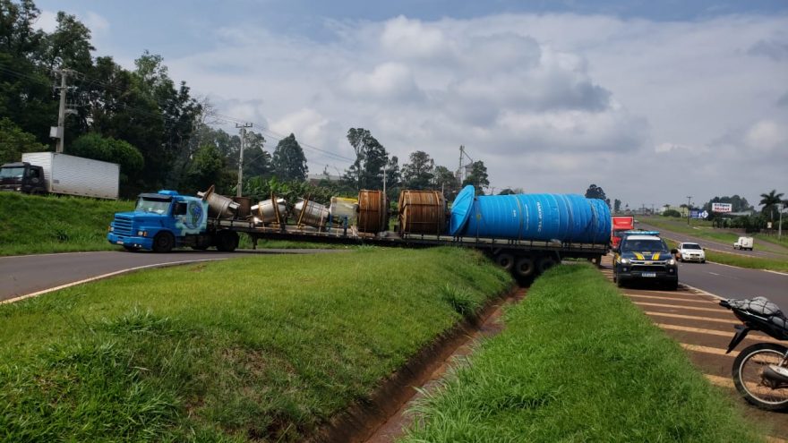 Rodado de caminhão cai em valeta às margens da rodovia BR-277