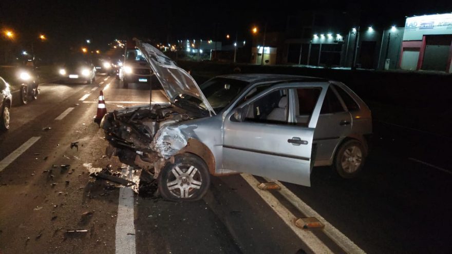 Mulher fica ferida, motorista foge e vai preso em acidente no Trevo da Carelli em Cascavel