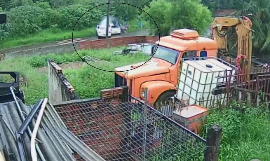 Acidente: câmera de segurança registra pancada entre três veículos no Cascavel Velho