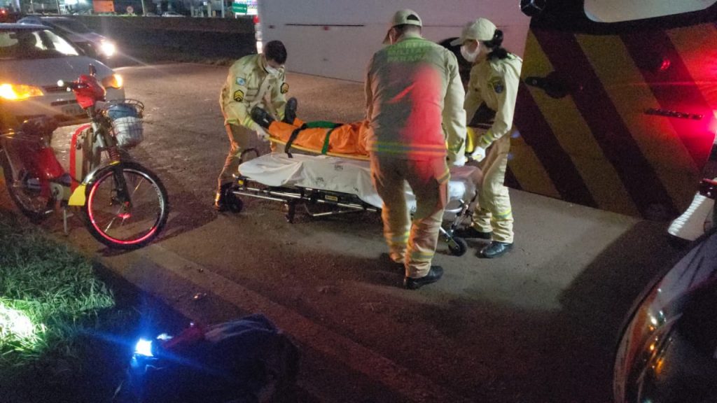 Trabalhadores se envolvem em acidente entre bicicletas na marginal da rodovia BR-277
