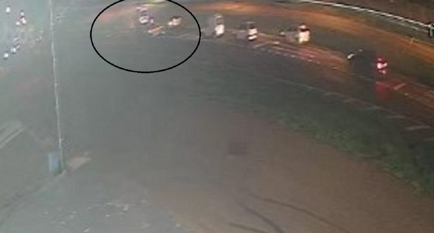 Câmera registra momento da colisão entre um Gol e uma Van no Trevo da Carelli