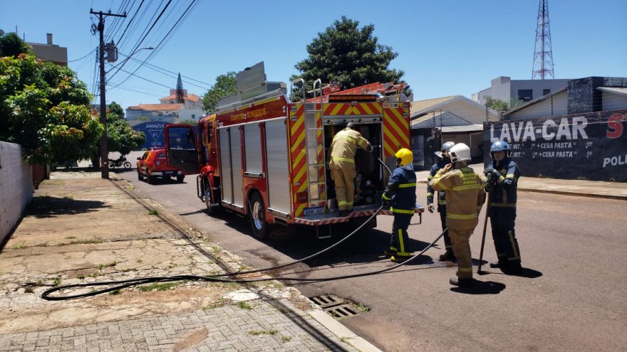Após atearem fogo em objetos, moradores não conseguem apagar as chamas e acionam Bombeiros