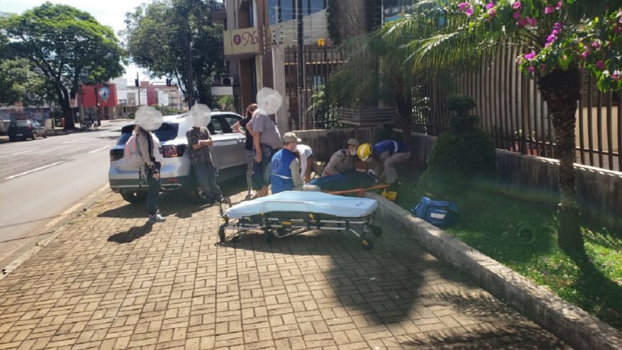 Idosas ficam feridas após colidirem T-Cross contra muro de Igreja no Centro