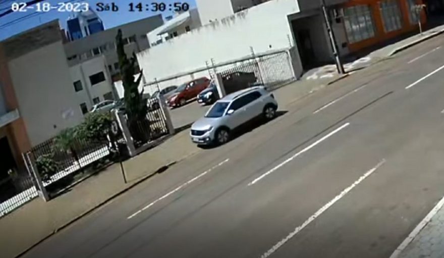 Câmera flagra T-Cross atingindo placa, antes de acertar muro de Igreja no Centro