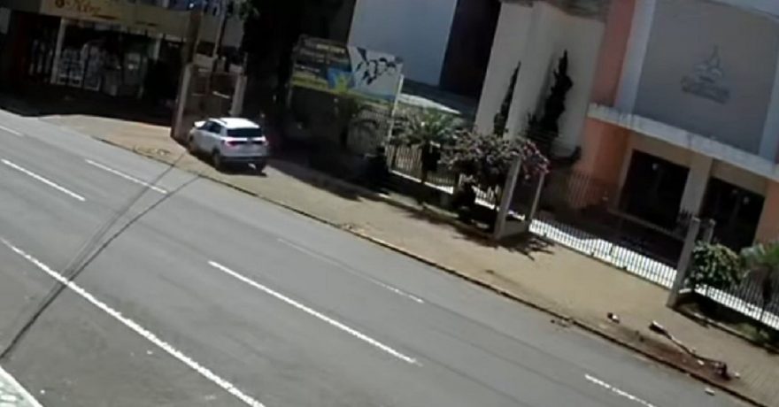 Por outro ângulo: T-Cross atinge muro de igreja, no Centro