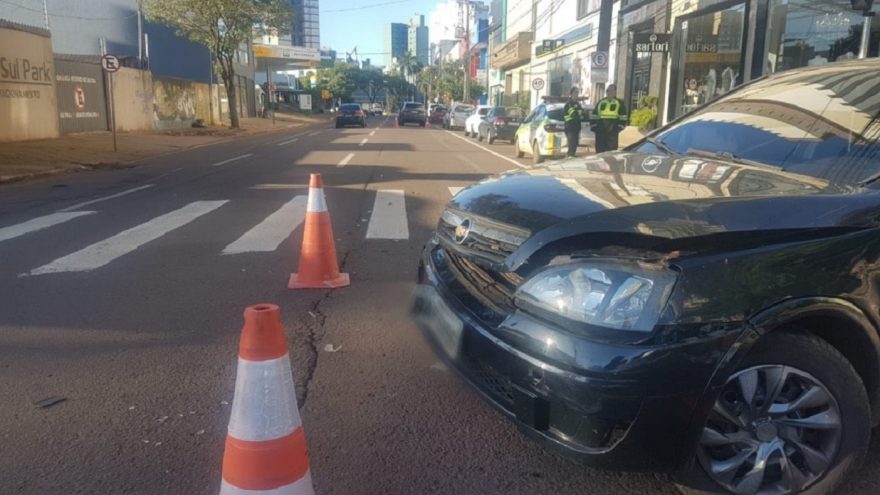 Acidente de trânsito deixa veículos destruídos no Centro