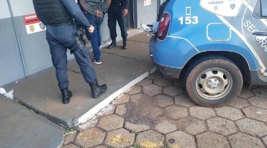 Homens em posse de pedras de crack são detidos
