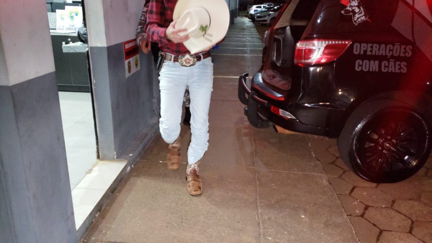 Cowboy é detido após arrancar em frente de viatura do Choque