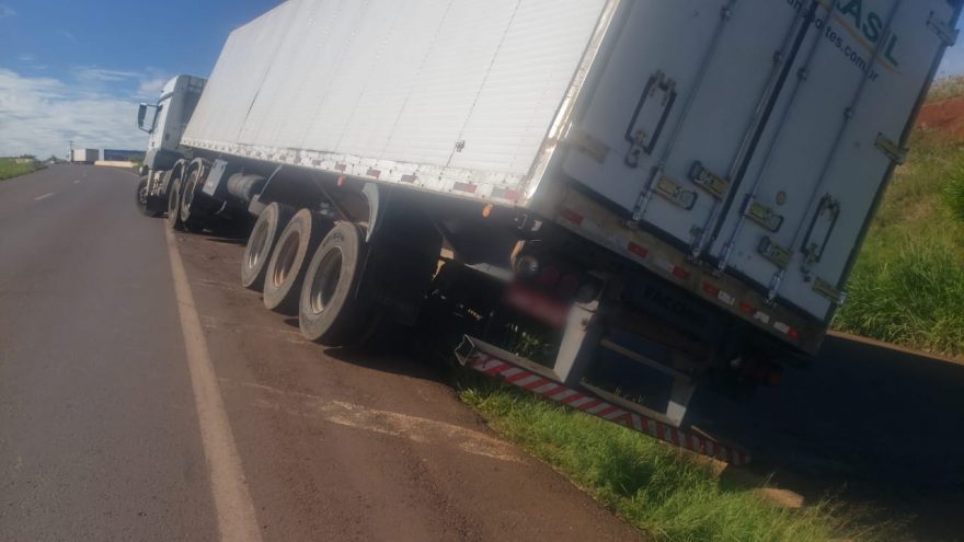 Carreta cai em canteiro da BR-467