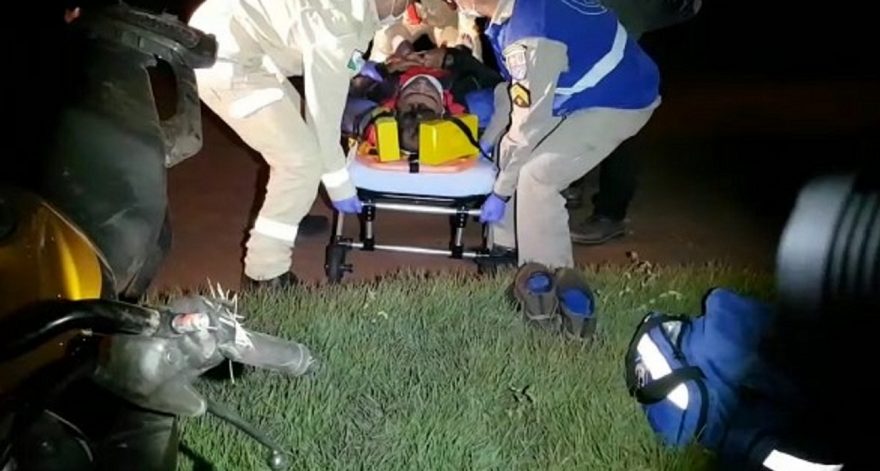 Motociclista bate a cabeça no meio fio após queda de moto
