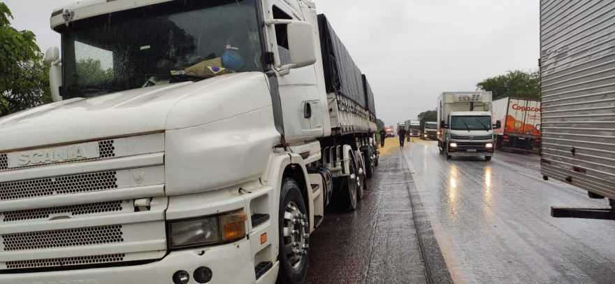 Carreta derruba quatro toneladas de soja e causa transtornos na BR-369