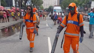 Mais de 66 toneladas de lixo foram recolhidas do Sambódromo no Rio