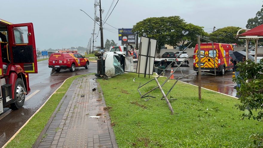 Jovem aquaplana na marginal da BR-277 e capota utilitário