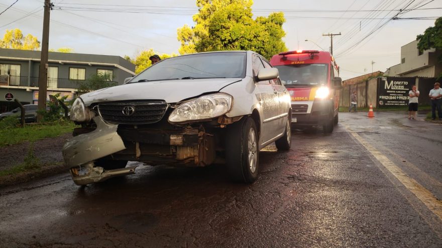 Motociclista fica ferida em colisão entre carro e moto no Periolo