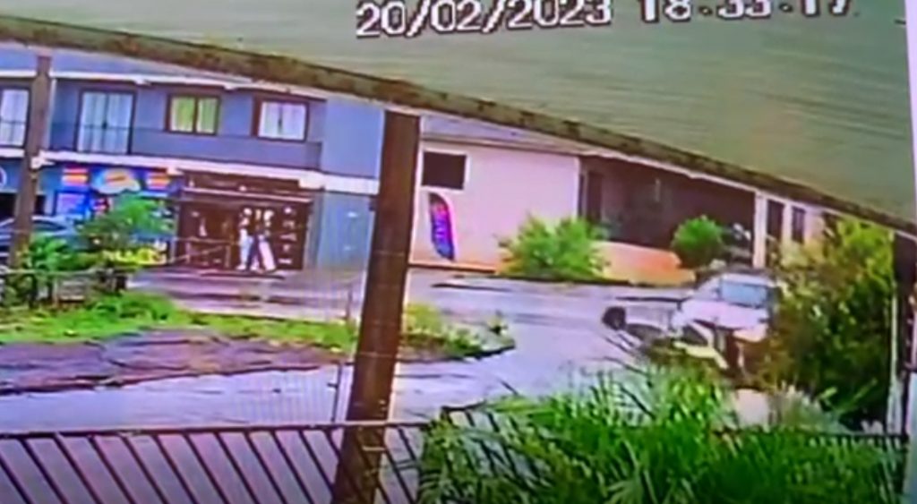 Câmera flagra colisão que deixou motociclista com fratura em um dos pés