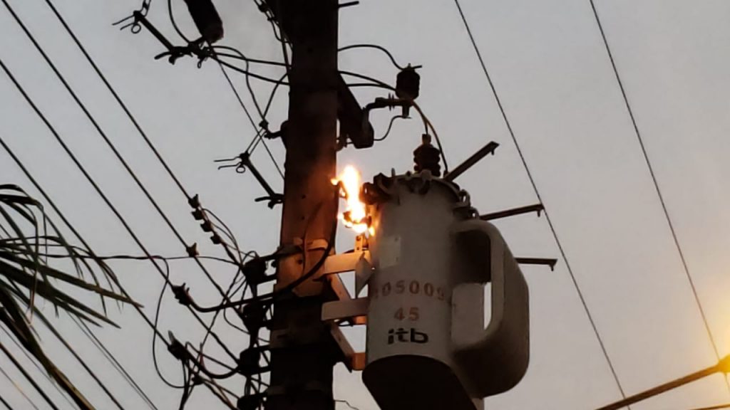 Transformador de energia elétrica “pega fogo” há três dias em Cascavel