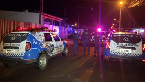 Casal é atingido por disparos de arma de fogo; ele levou quatro tiros e ela um nas costas Imagem referente a Casal é atingido por disparos de arma de fogo; ele levou quatro tiros e ela um nas costas