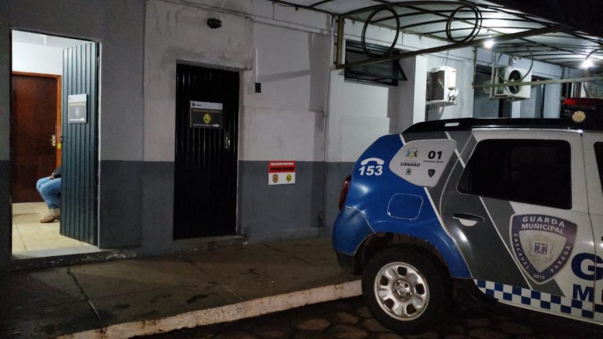 Vítima é ameaçada com faca por casal e tem celular roubado