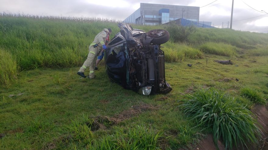 Carro fica destruído após capotar na rodovia BR-467, em Cascavel