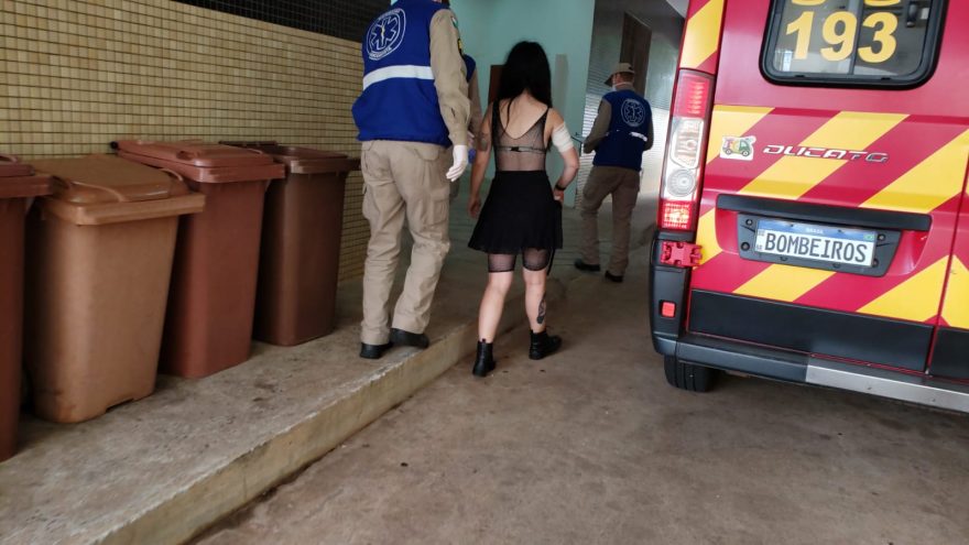 Sem chaves, jovem tenta pular portão de casa e acaba cortando o braço
