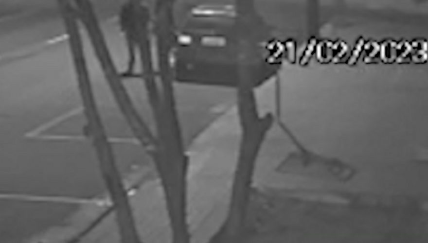 Vídeo mostra ladrões arrombando e furtado Golf no Bairro Santa Cruz