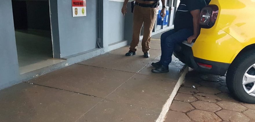 Homem é detido por embriaguez após dormir no volante e bater em poste na Rua Maracaí