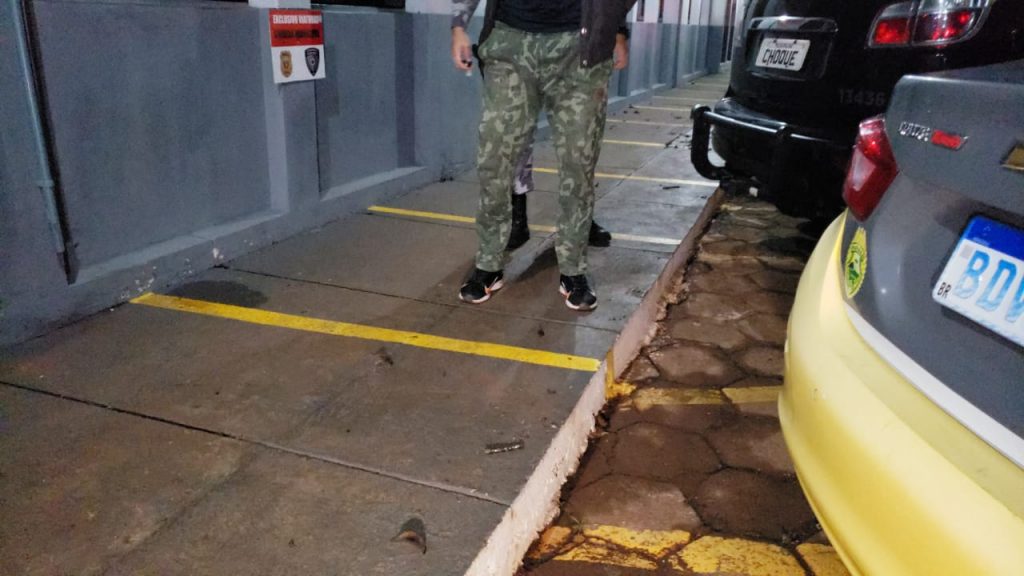 Condutor embriagado faz manobras na frente da Choque e acaba preso