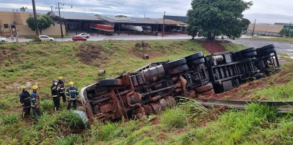 Carreta tomba na alça de acesso do viaduto da PR-323 com a PR-317, em Maringá