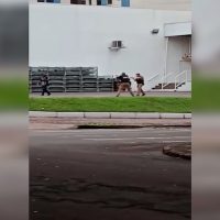 Imagem referente a Vídeo mostra momento em que PMs atiram contra homem no Centro