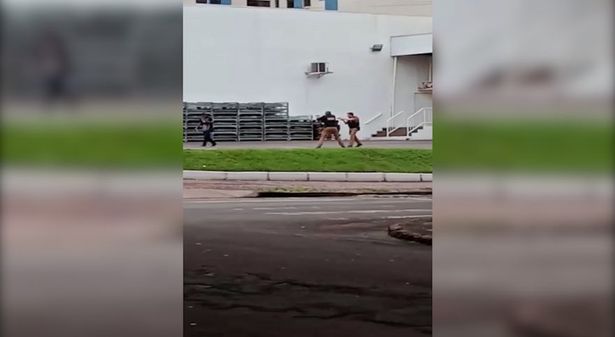 Vídeo mostra momento em que PMs atiram contra homem no Centro