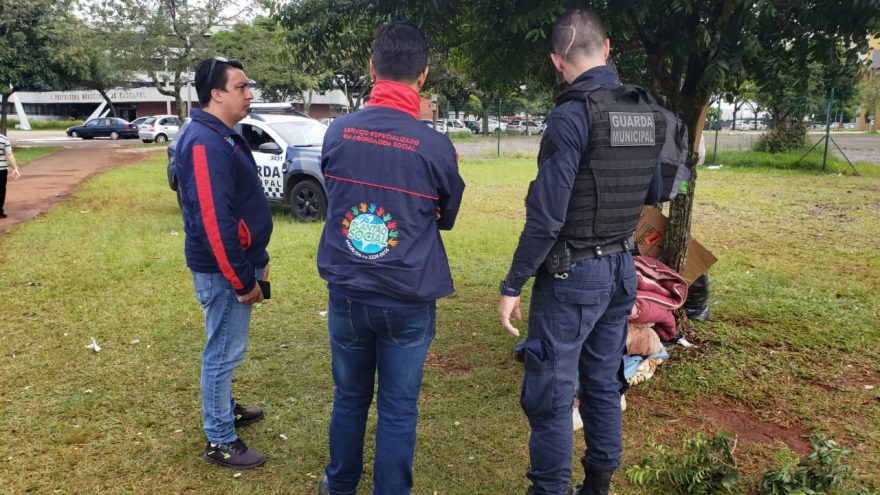 Equipes da GM e do Serviço Social realizam abordagens a moradores de rua no Centro