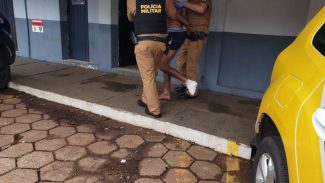 Homem que foi baleado pela PM no pé está bem e é levado à Delegacia