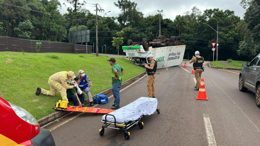 Sem freio, caminhão bate contra meio-fio e capota na Região do Lago