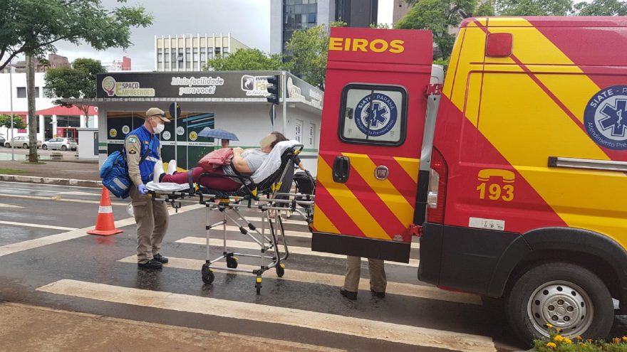 Mulher fica ferida ao cair de escada rolante no Centro