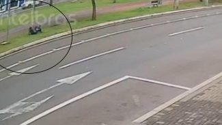 Câmera registra momento em que ladrão é baleado pela PM