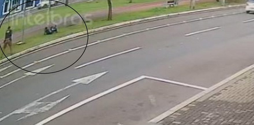 Câmera registra momento em que ladrão é baleado pela PM