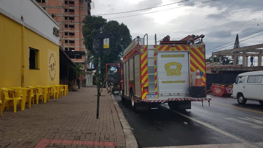 Bar pega fogo na rua Fortaleza