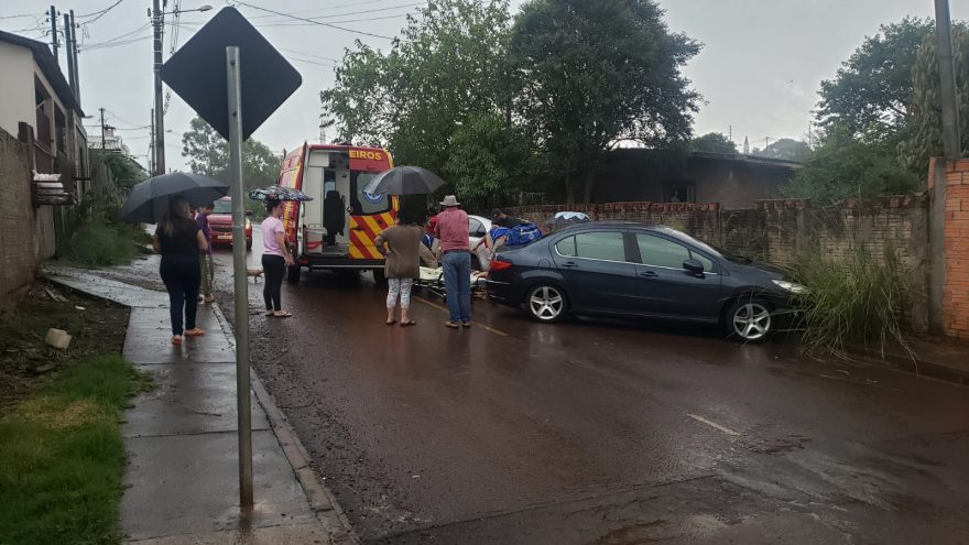 Mulher é atropelada na calçada no Bairro Brasmadeira