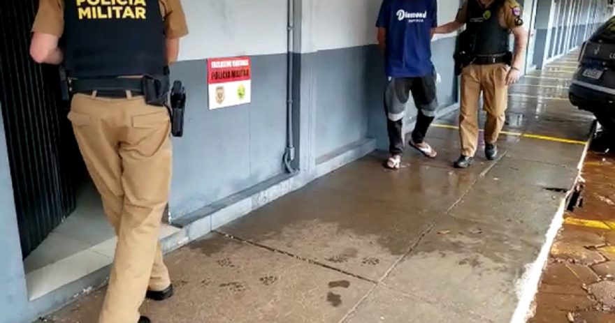 Homem é detido após ameaçar companheira com uma faca